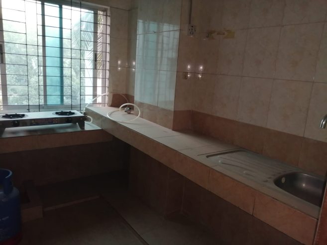 গাড়ির গ‍্যারেজসহ ফ্ল‍্যাট ভাড়া দেওয়া হবে।