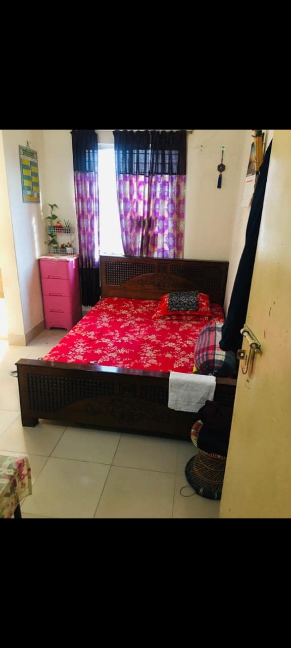 সম্পূর্ণ সেপারেট এবং টাইলসকৃত 5th floor একরুমের ফ্লাট ভাড়া হবে।