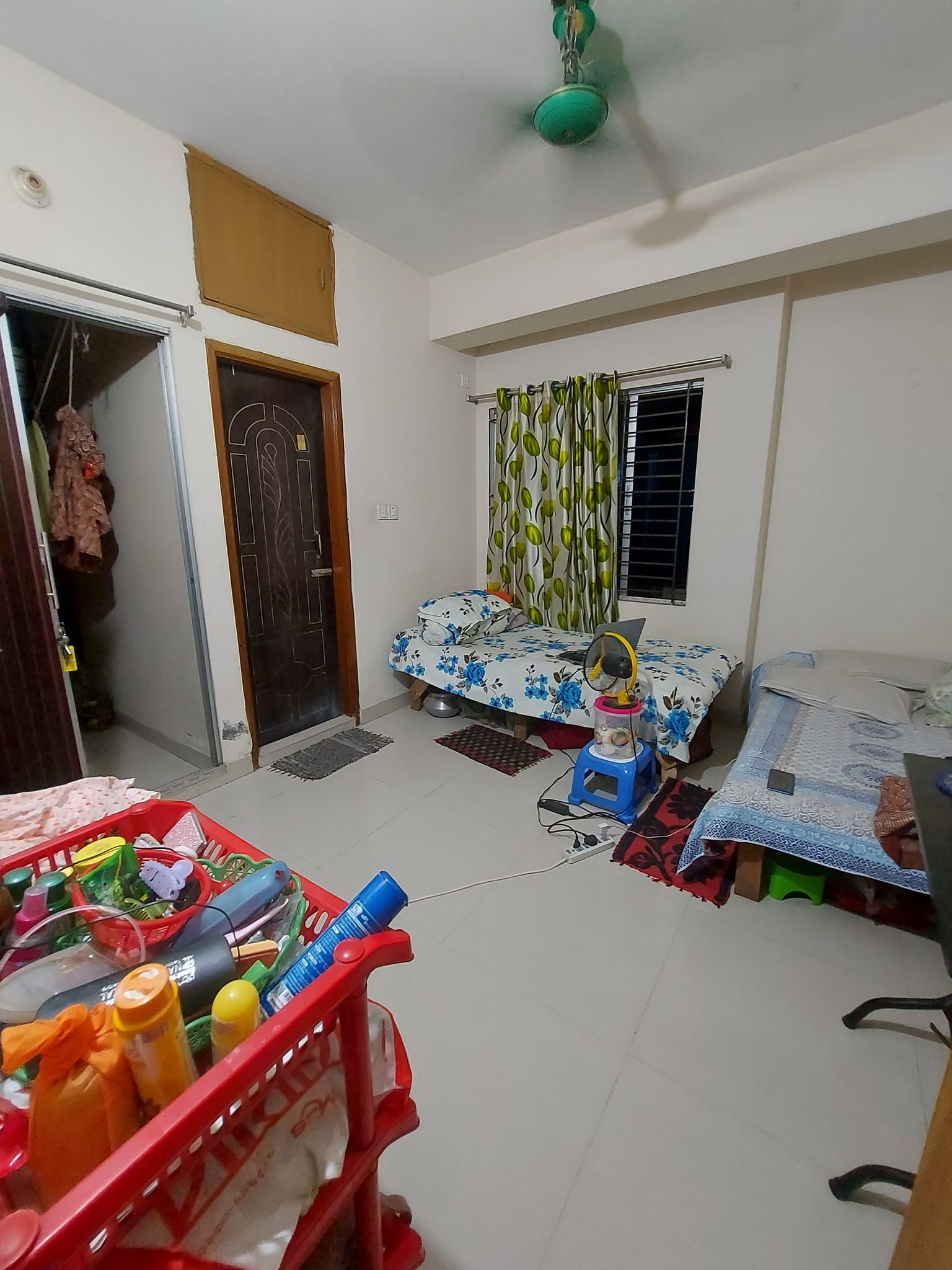 মেয়েদের জন্য পাঁচ তলা বাসায় চাকরিজীবী বা স্টুডেট আবশ্যক।