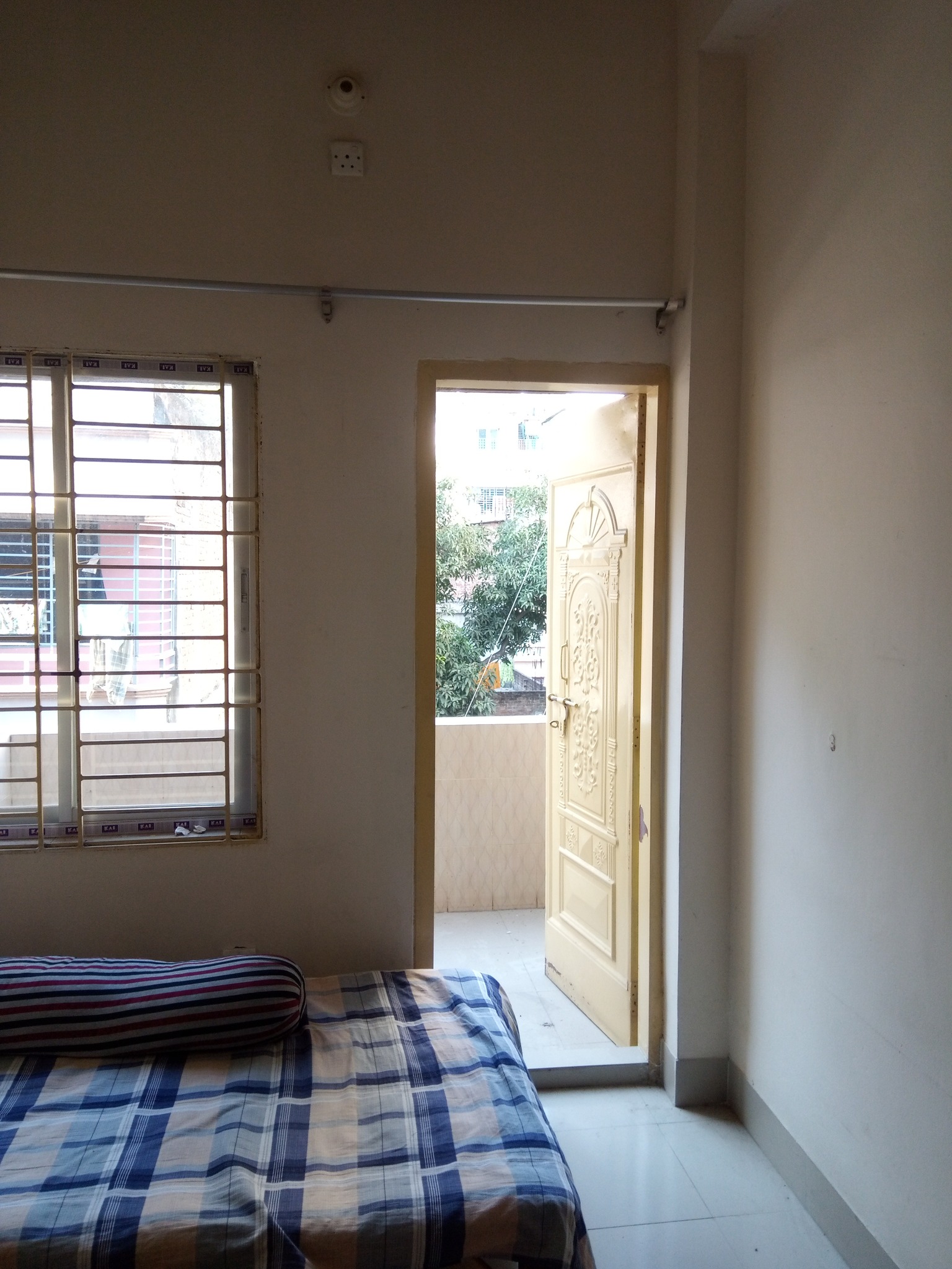 এক রুম ভাড়া হবে।