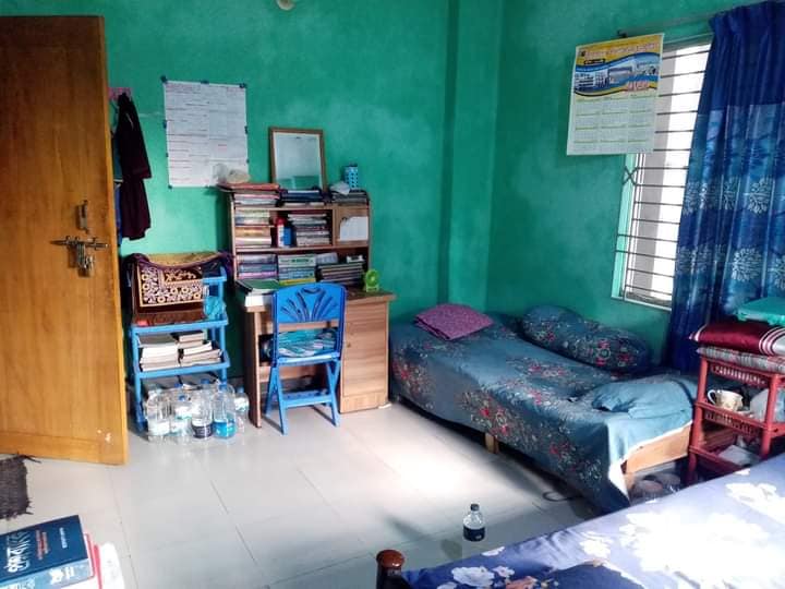 অত্যন্ত সুন্দর পরিবেশে দক্ষিণ মুখী সেপারেট রুমে ছাত্র অথবা চাকুরীজীবি ৩ জন অধুমপায়ী রুমমেট আবশ্যক