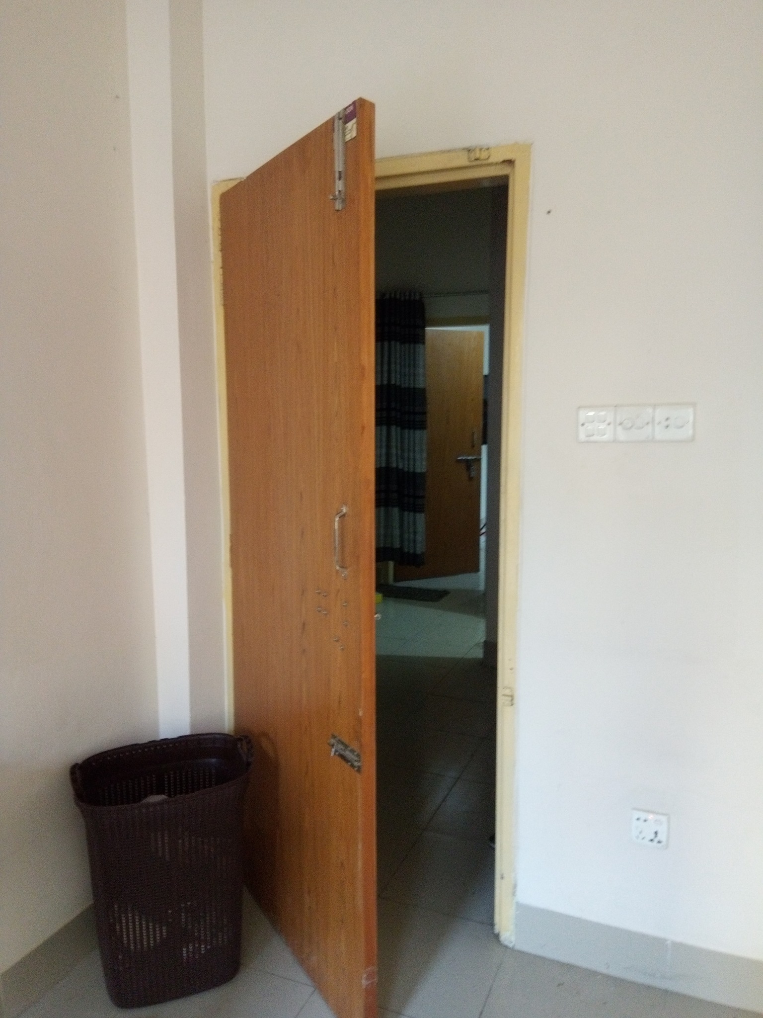 এক রুম ভাড়া হবে।