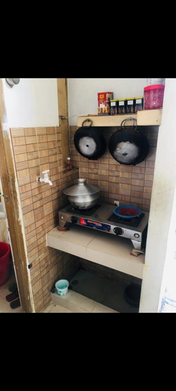 সম্পূর্ণ সেপারেট এবং টাইলসকৃত 5th floor একরুমের ফ্লাট ভাড়া হবে।