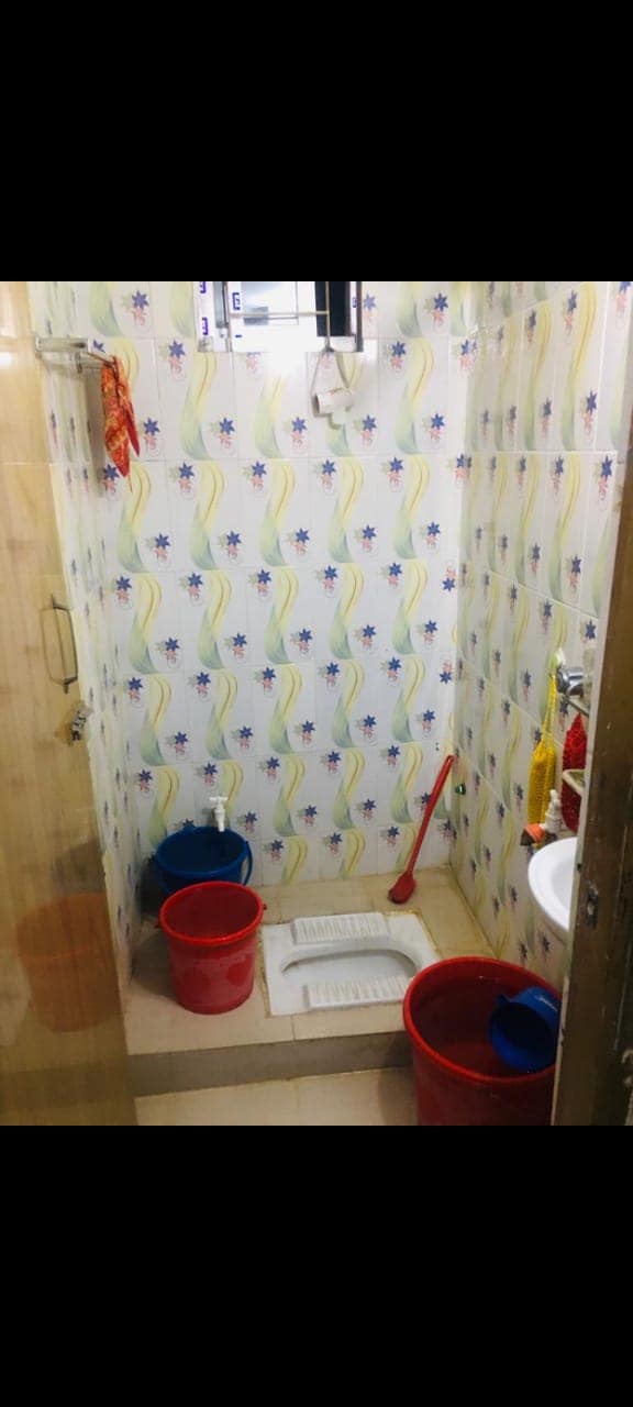 সম্পূর্ণ সেপারেট এবং টাইলসকৃত 5th floor একরুমের ফ্লাট ভাড়া হবে।