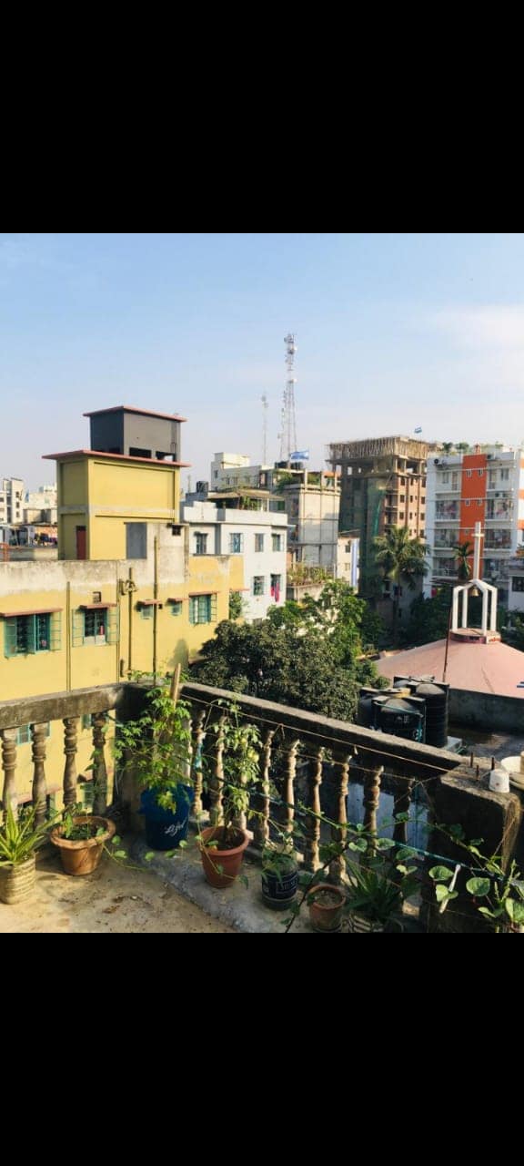 সম্পূর্ণ সেপারেট এবং টাইলসকৃত 5th floor একরুমের ফ্লাট ভাড়া হবে।