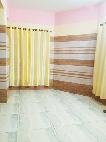 মেয়েদের ফ্ল্যাটে সীট ভাড়া হবে।